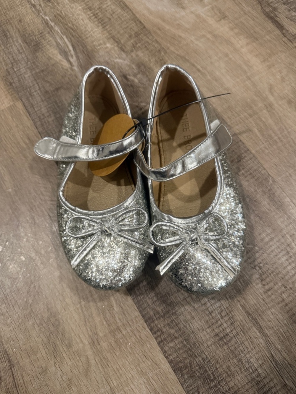 Lightly worn Silver Glitter Mary Jane Kids Shoes with Bow Thee Bron G18